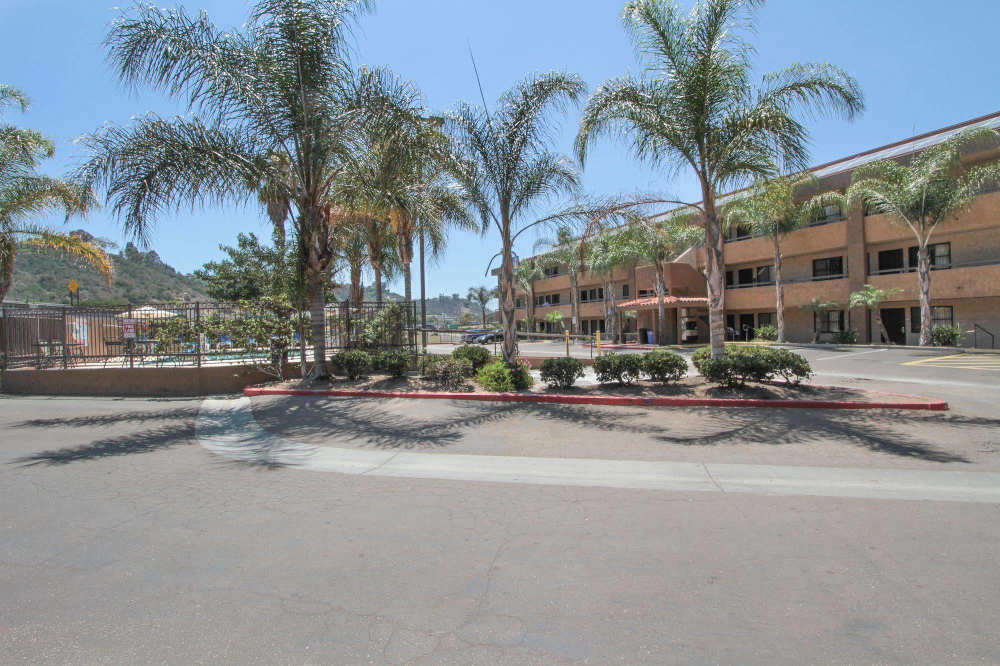 Motel 6 San Diego - Mission Valley Eksteriør billede