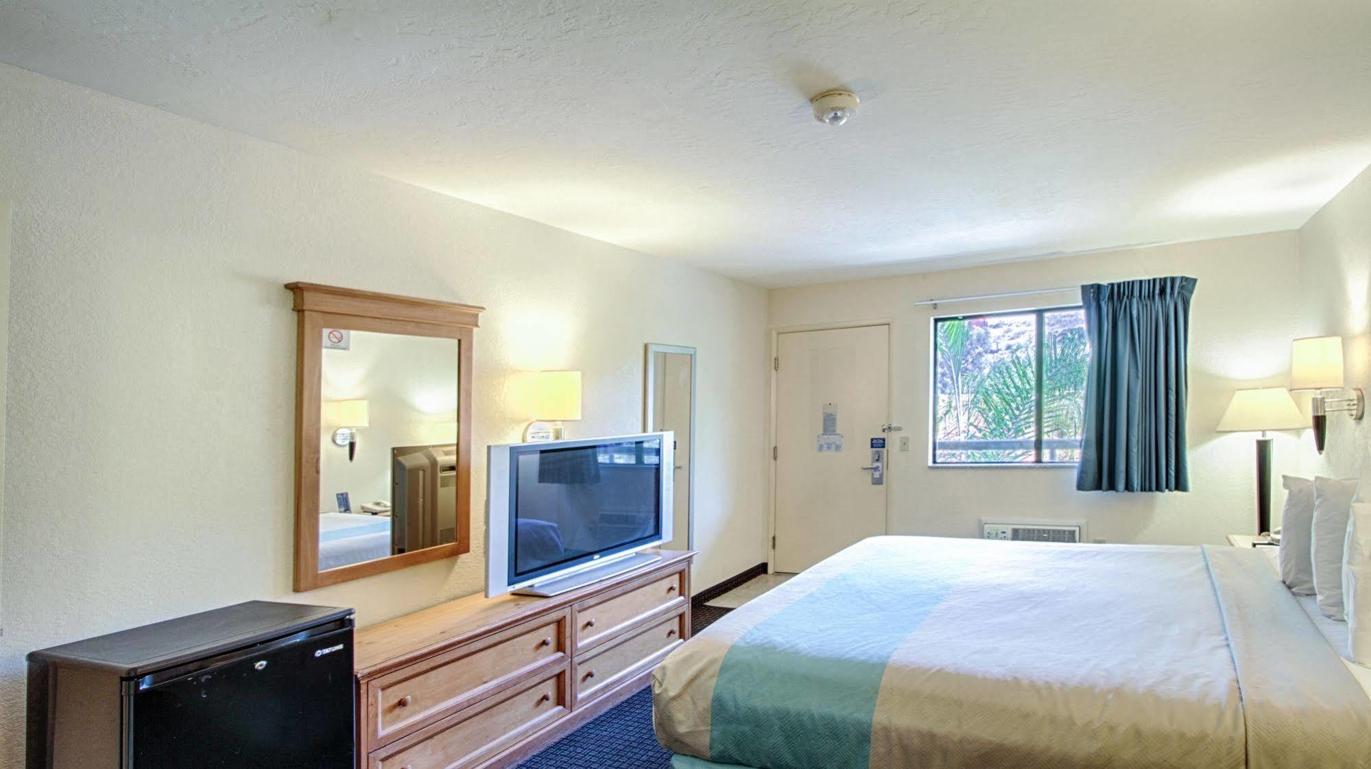 Motel 6 San Diego - Mission Valley Eksteriør billede