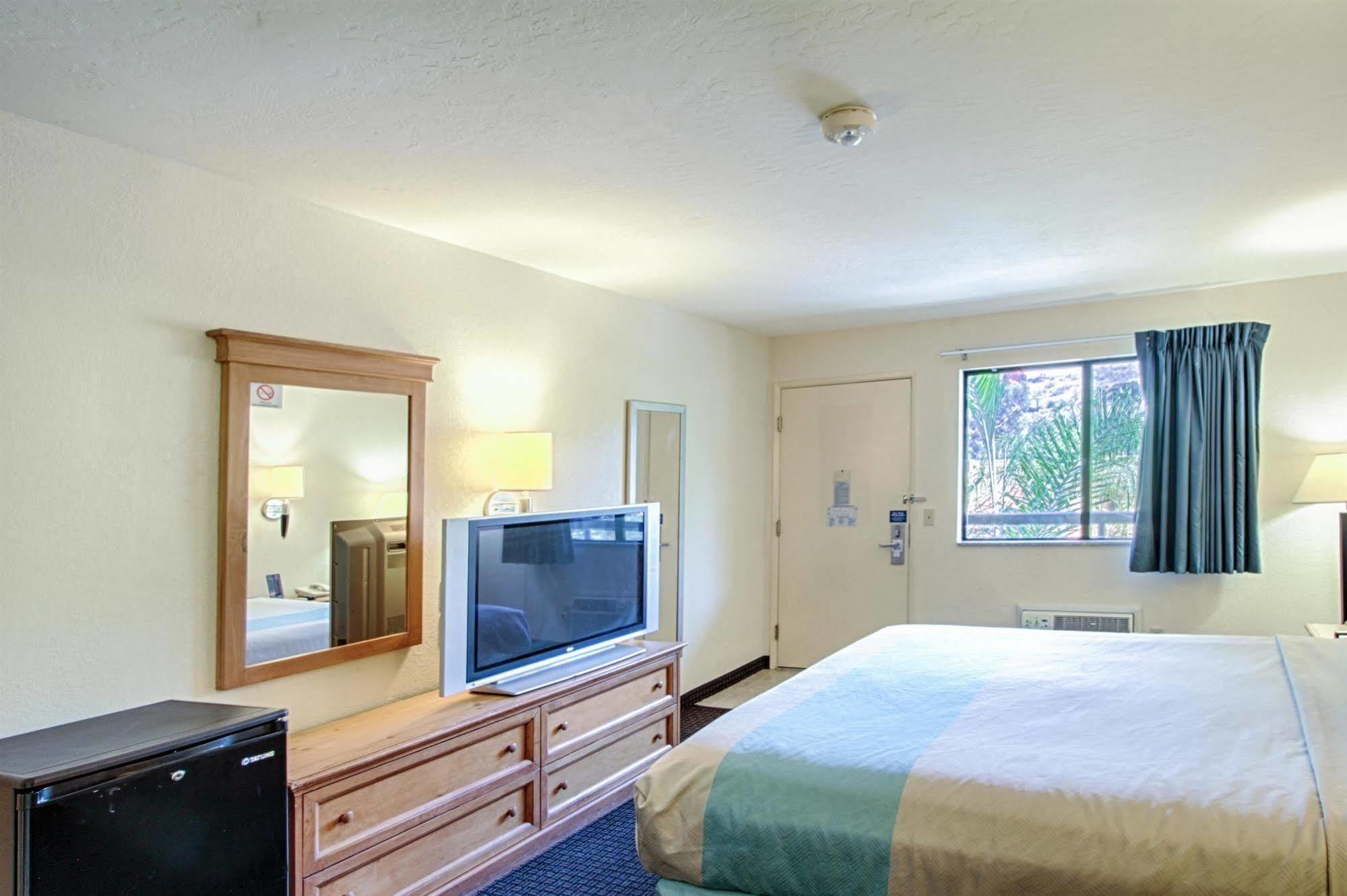 Motel 6 San Diego - Mission Valley Eksteriør billede