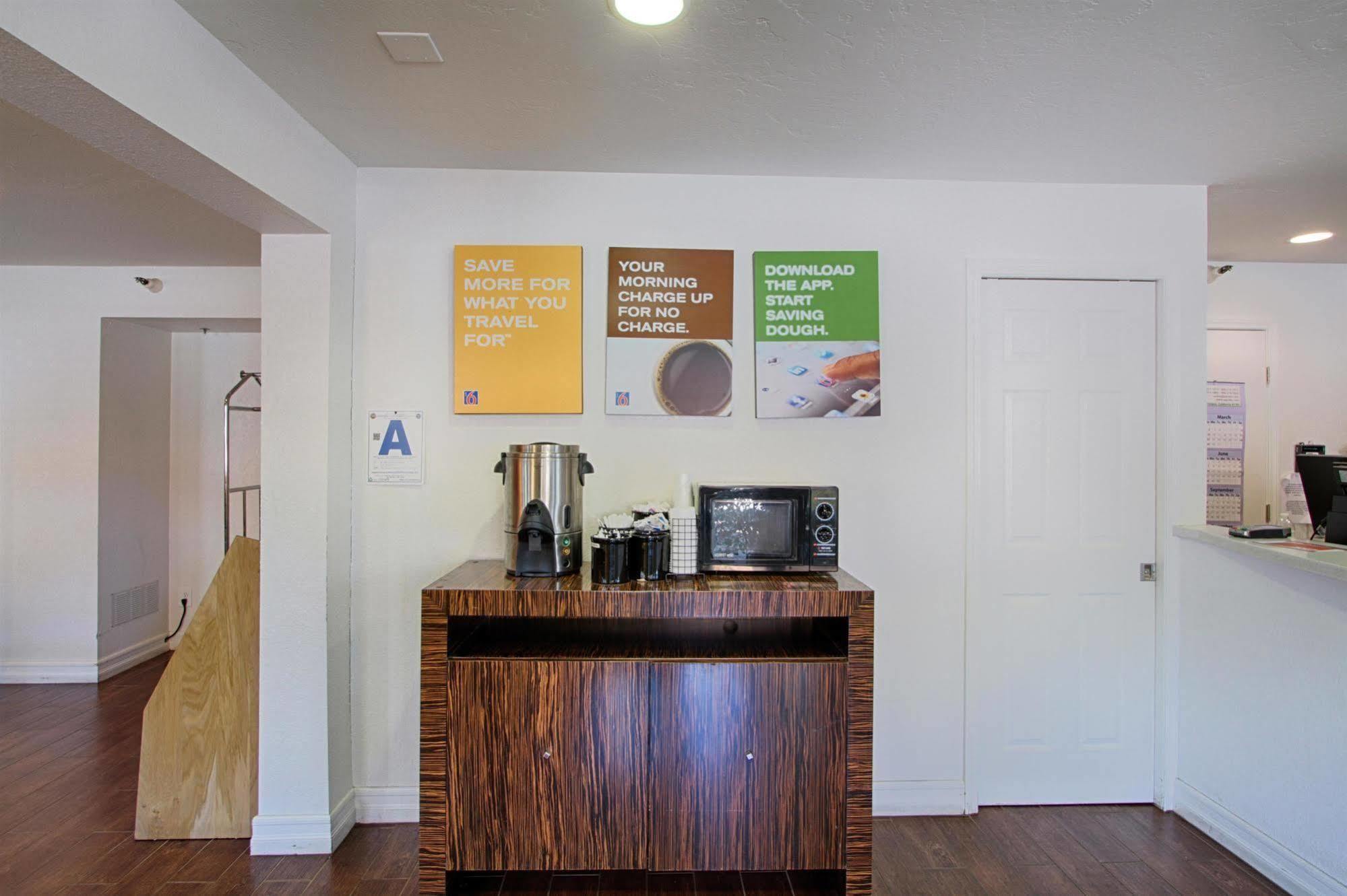 Motel 6 San Diego - Mission Valley Eksteriør billede